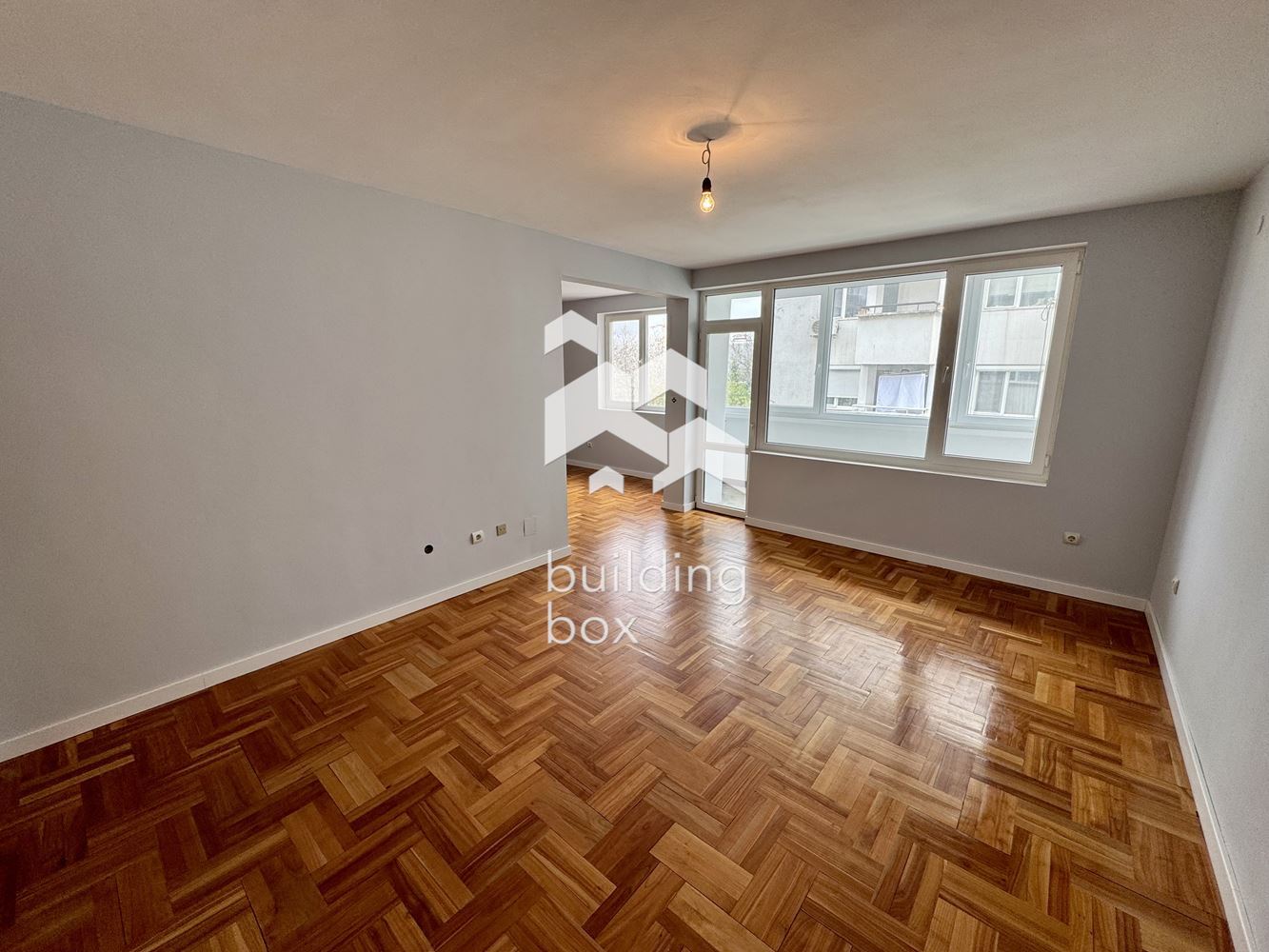 Просторен, необзаведен апартамент на предпочитана локация - 0