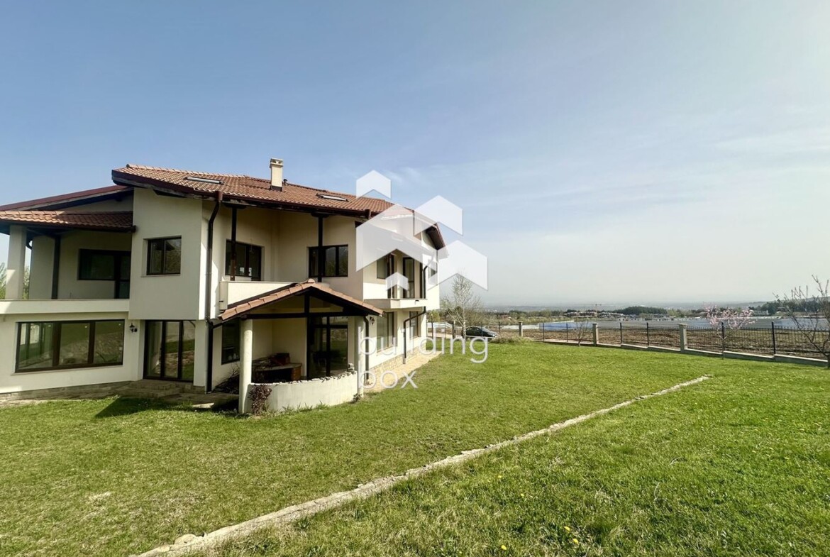 Къща в м.т. Камбаните - 0