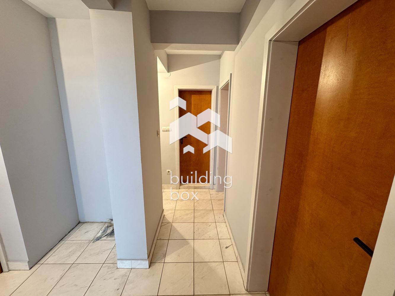 Просторен, необзаведен апартамент на предпочитана локация - 0