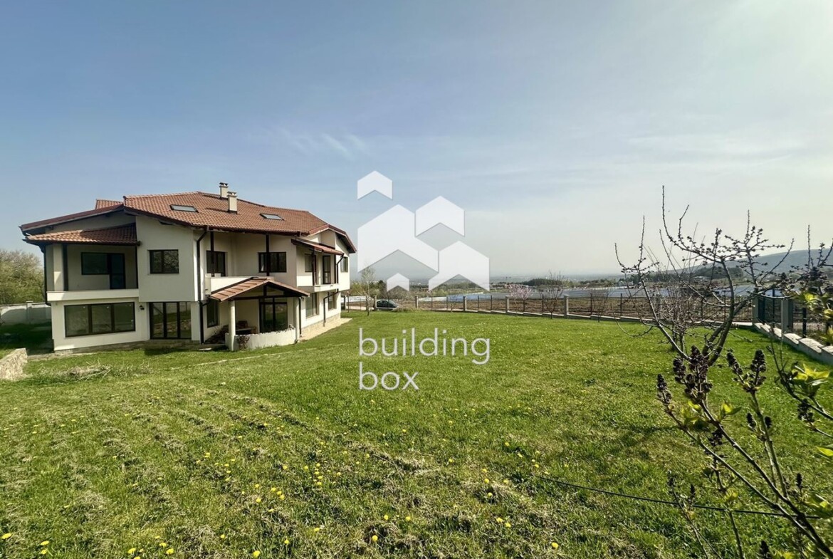 Къща в м.т. Камбаните - 0