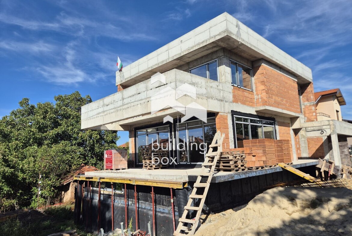 Еднофамилна къща в с.Лозен - 0