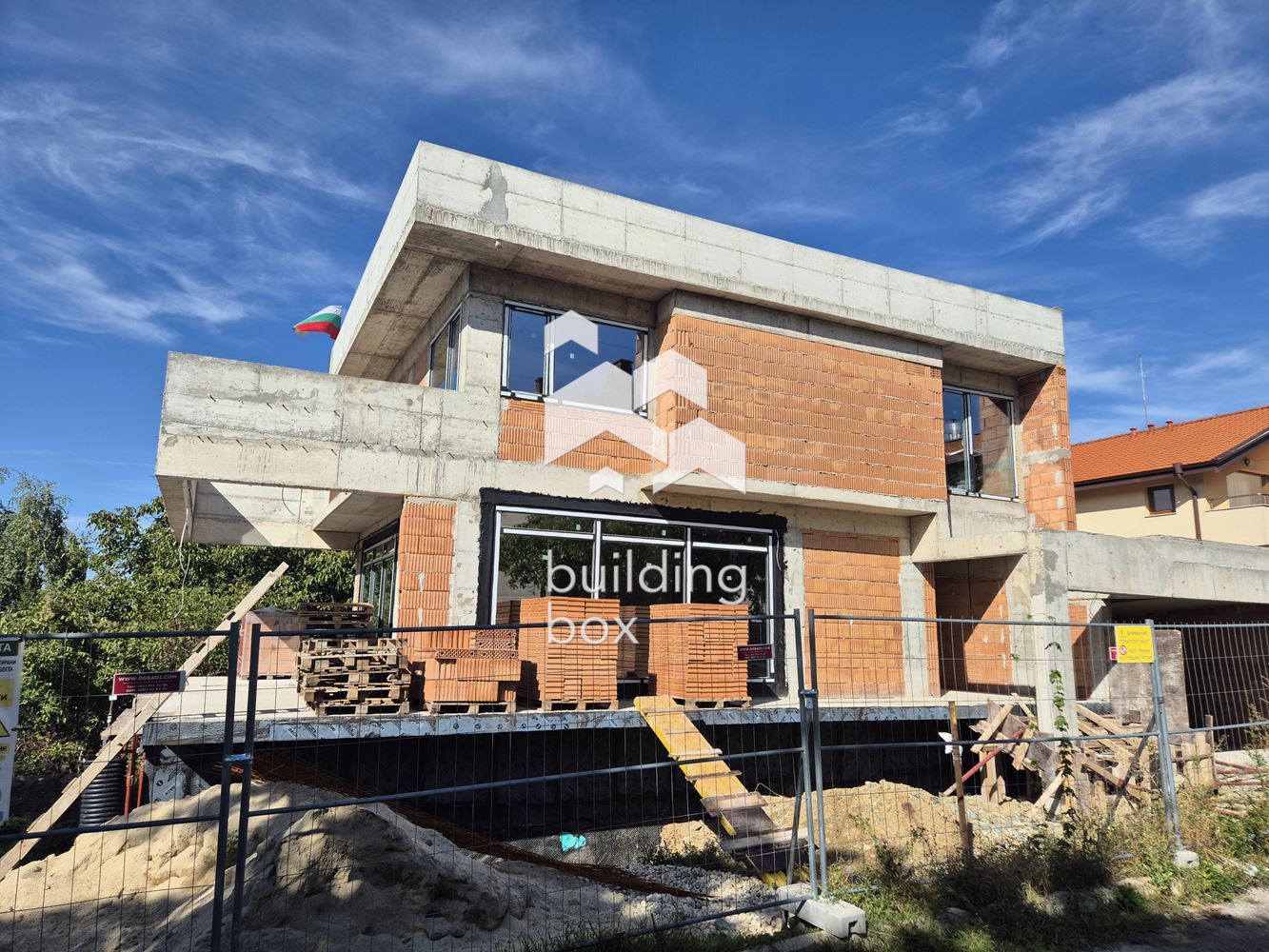 Еднофамилна къща в с.Лозен - 0