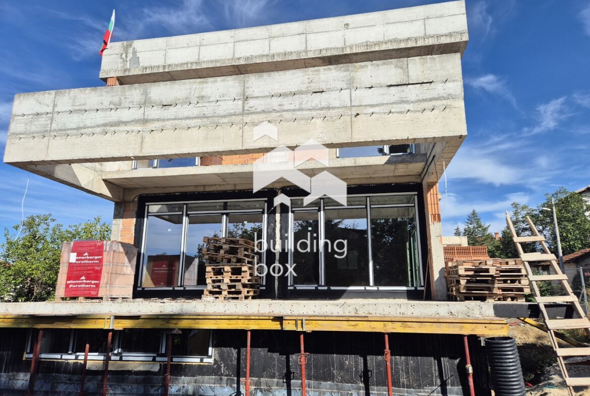 Еднофамилна къща в с.Лозен - 0