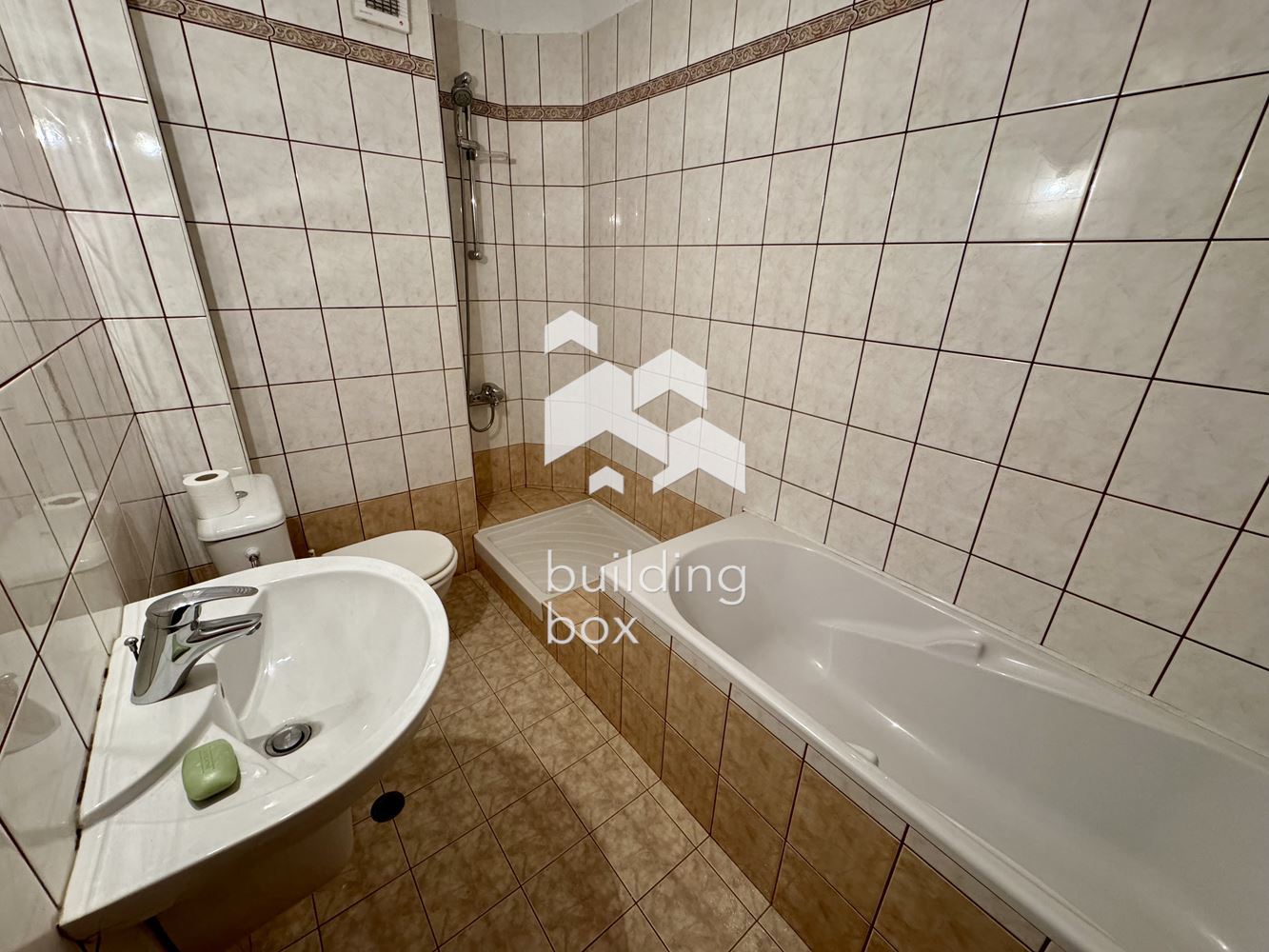 Просторен, необзаведен апартамент на предпочитана локация - 0