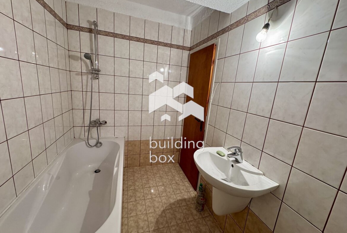 Просторен, необзаведен апартамент на предпочитана локация - 0