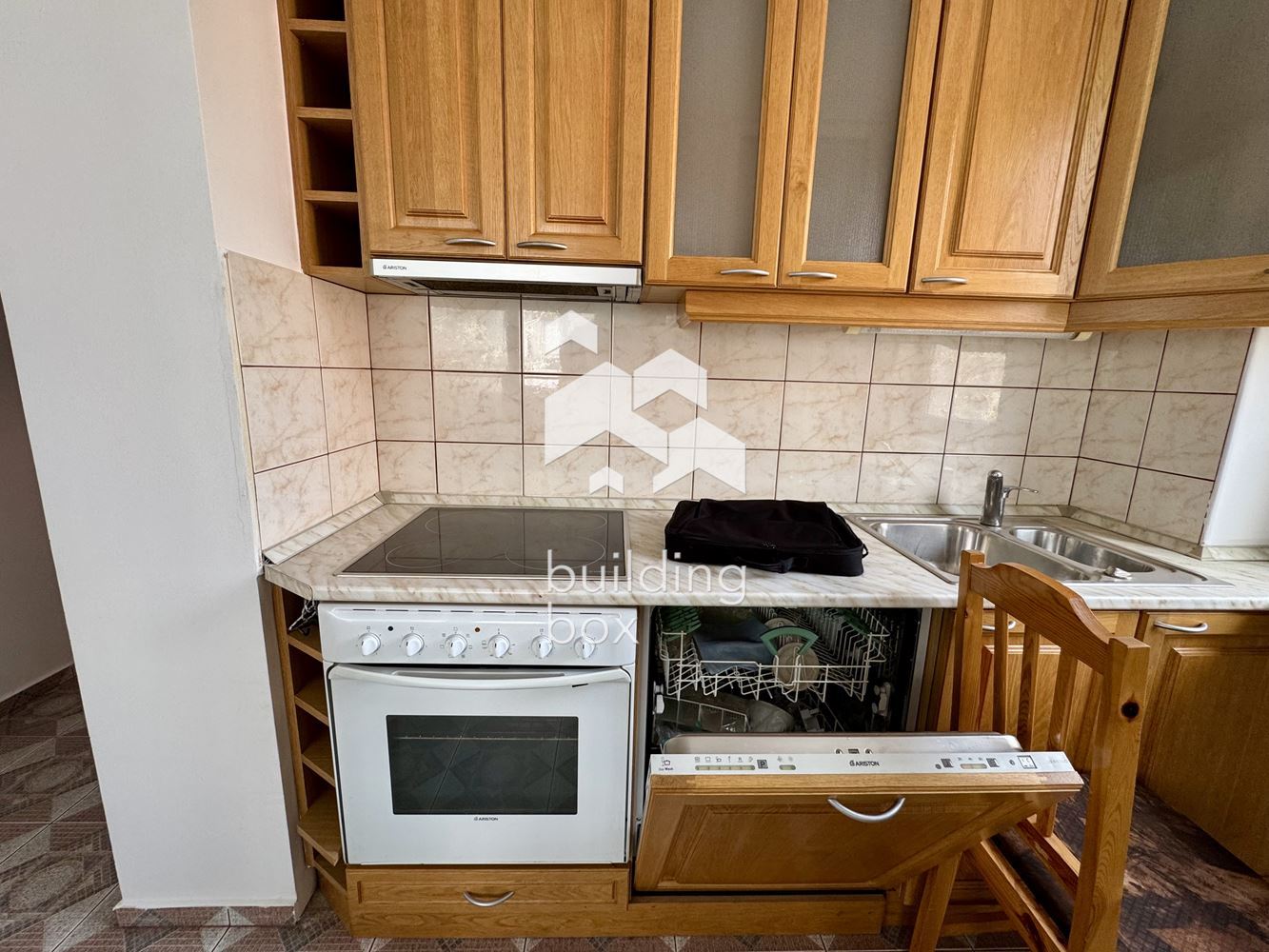 Просторен, необзаведен апартамент на предпочитана локация - 0