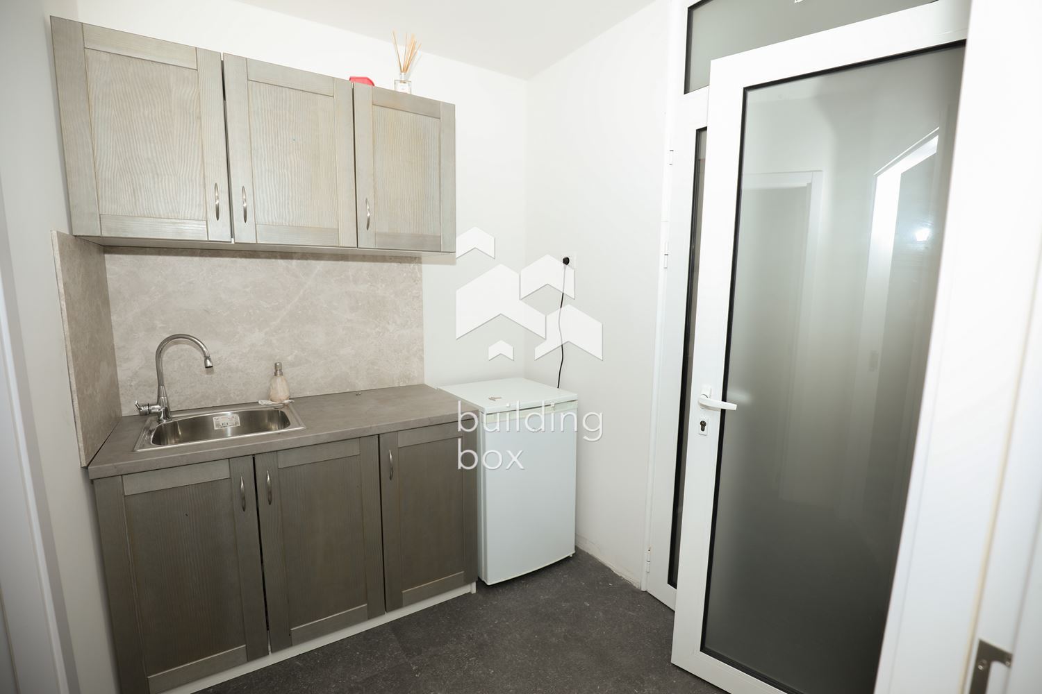 Луксозна Офис Сграда на Околовръстен Път - 0