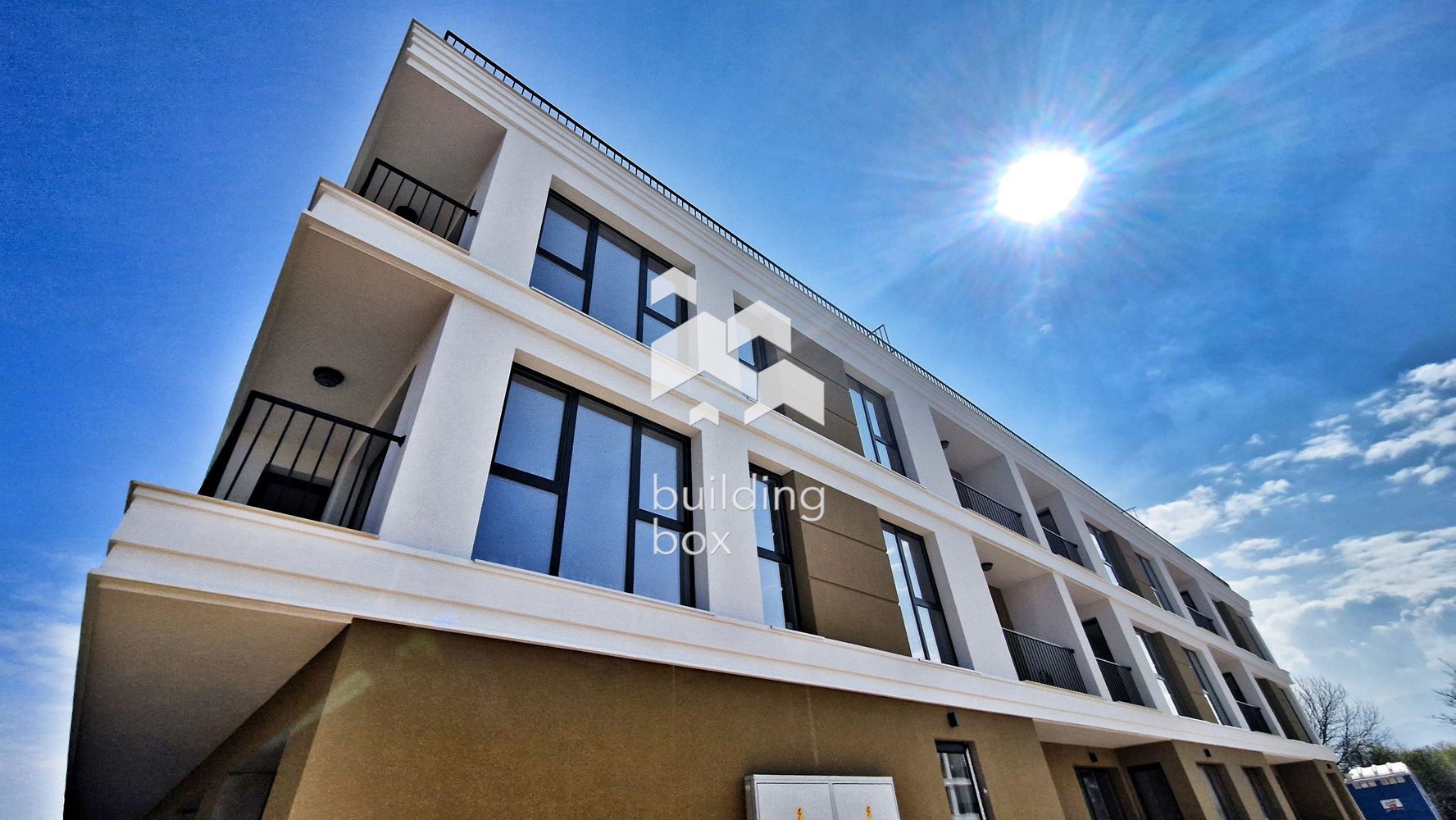 С АКТ 16! Тристаен апартамент с голям озеленен двор. - 0