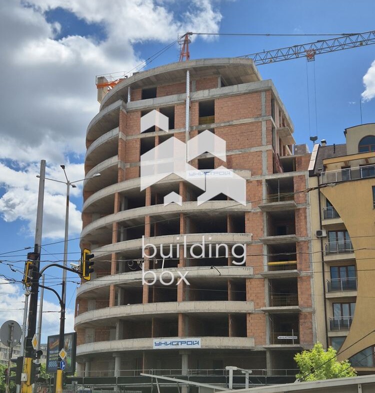 Тристаен апартамент в сграда Casa Madrid в район Оборище - 0