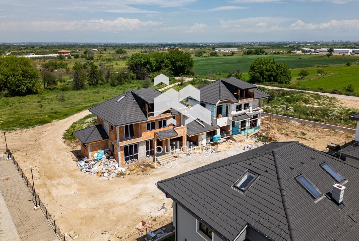 Самостоятелна триетажна къща - с. Първенец - 0