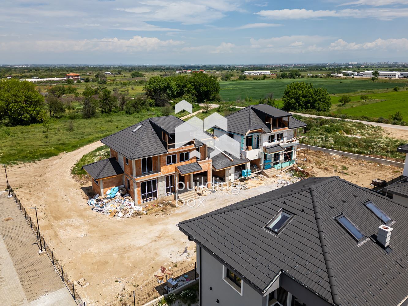 Самостоятелна триетажна къща - с. Първенец - 0