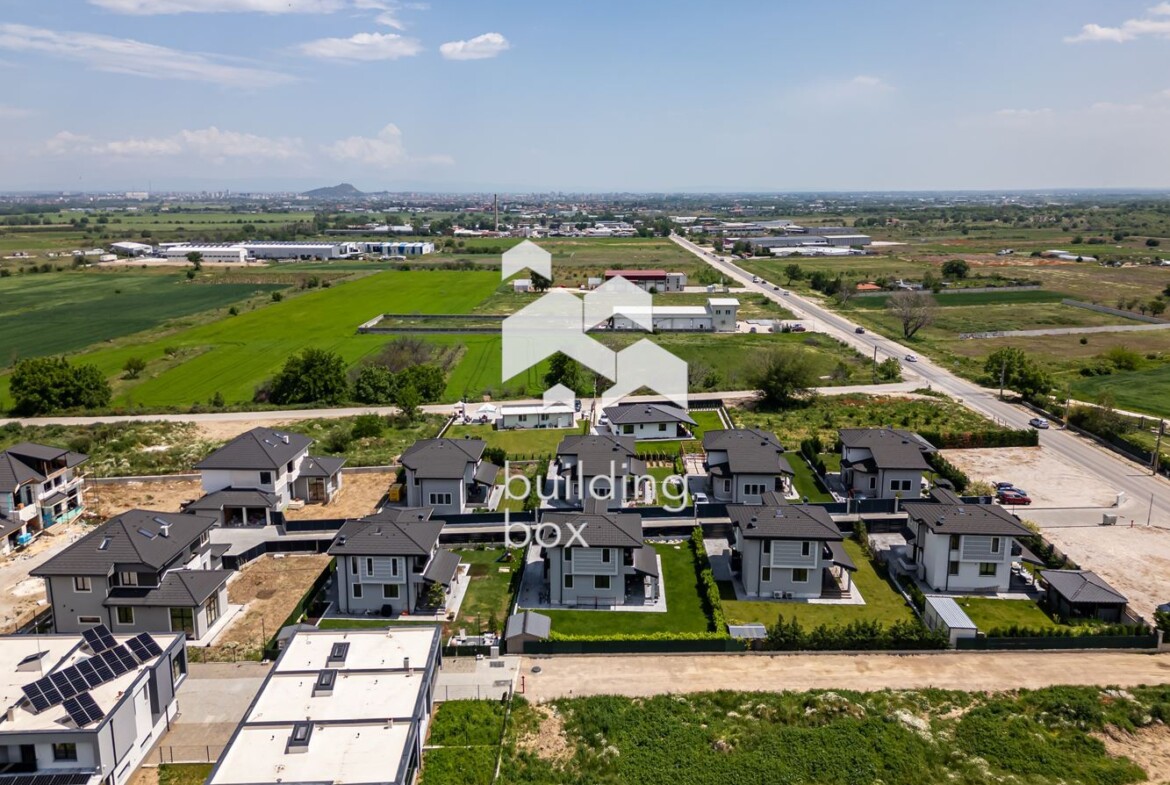 Самостоятелна къща с четири спални - с. Първенец - 0