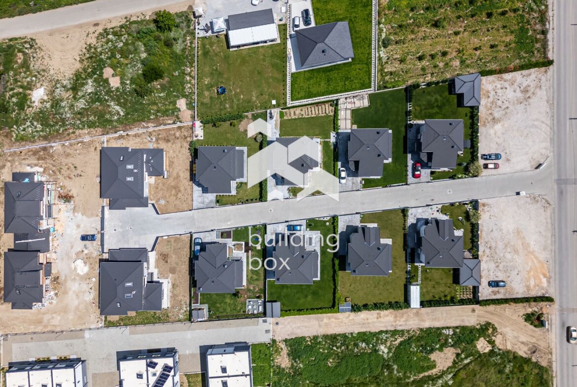 Самостоятелна триетажна къща - с. Първенец - 0