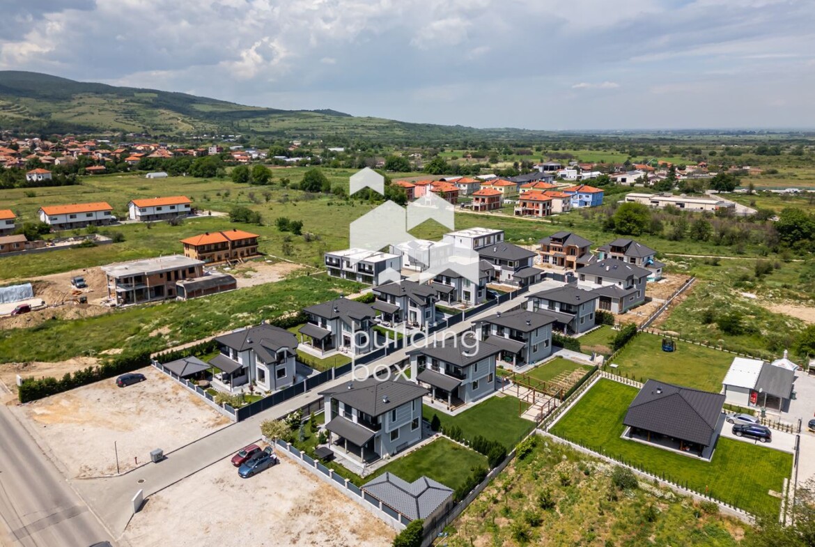 Самостоятелна триетажна къща - с. Първенец - 0