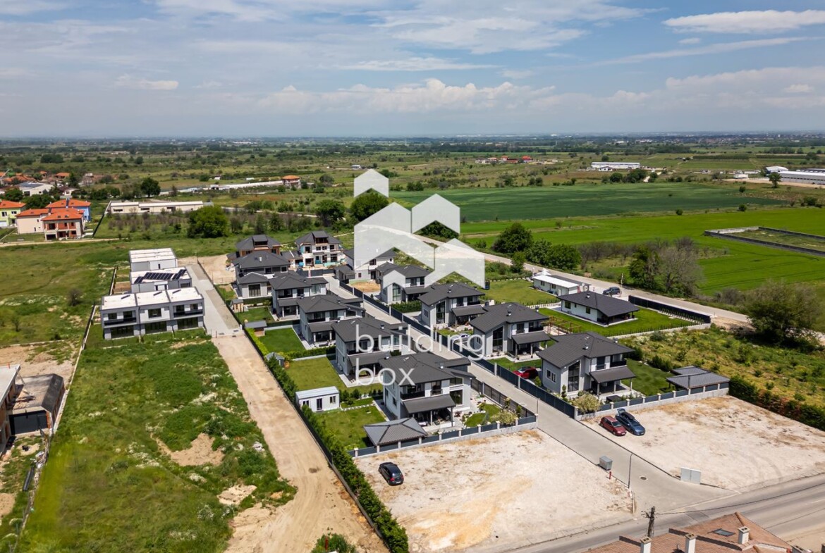 Самостоятелна триетажна къща - с. Първенец - 0