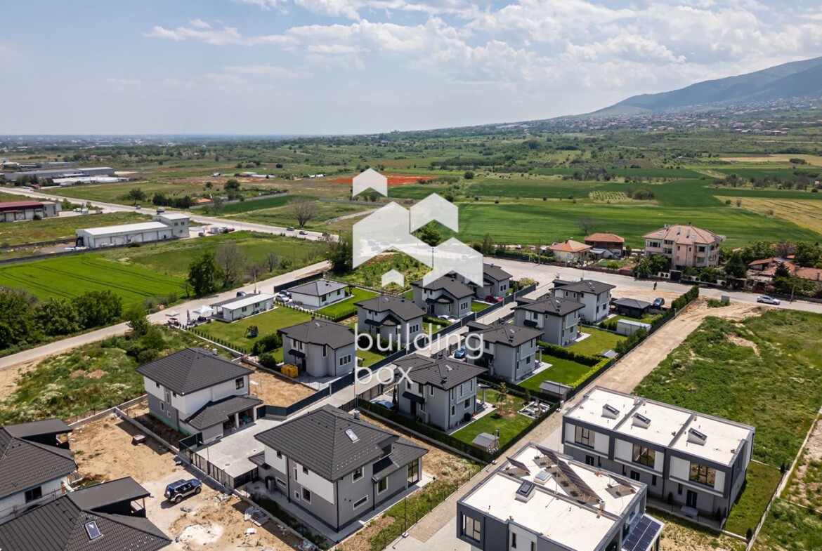 Самостоятелна триетажна къща - с. Първенец - 0