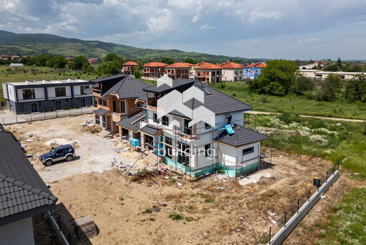 Самостоятелна триетажна къща - с. Първенец - 0