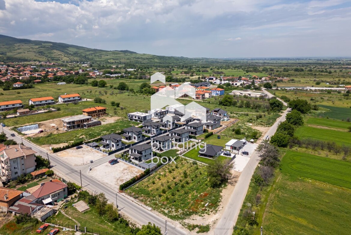 Самостоятелна триетажна къща - с. Първенец - 0