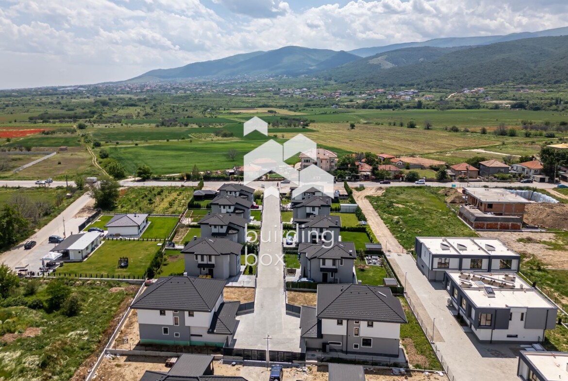 Самостоятелна къща с четири спални - с. Първенец - 0