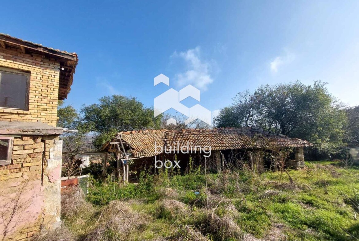 Къща на два етажа в село Войводино - 0