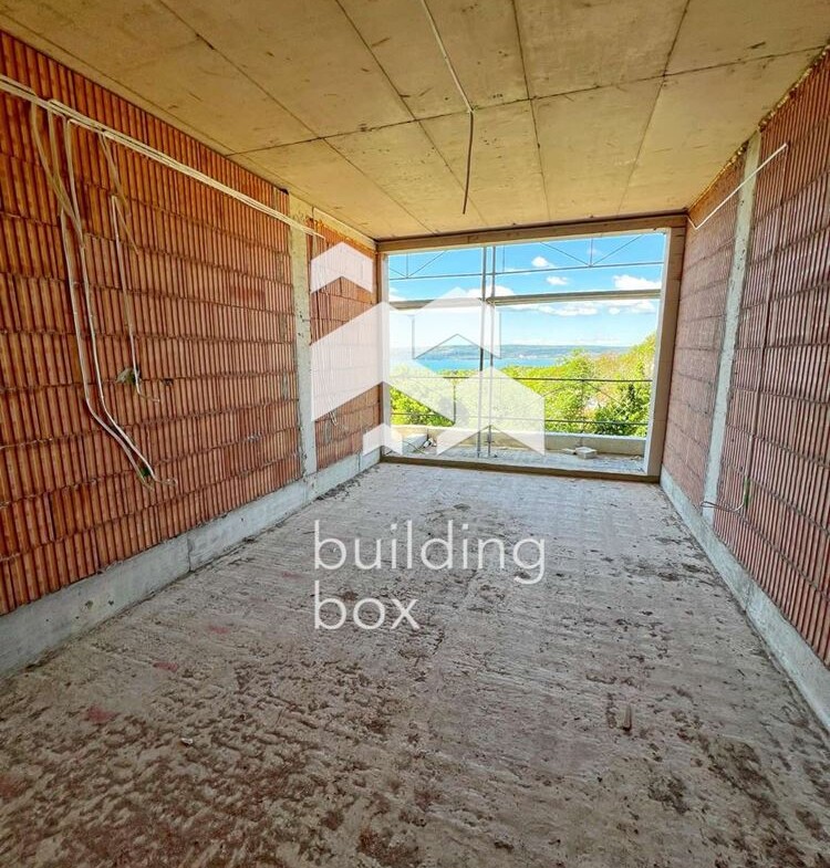 Четиристаен апартамент с морска панорама - 0