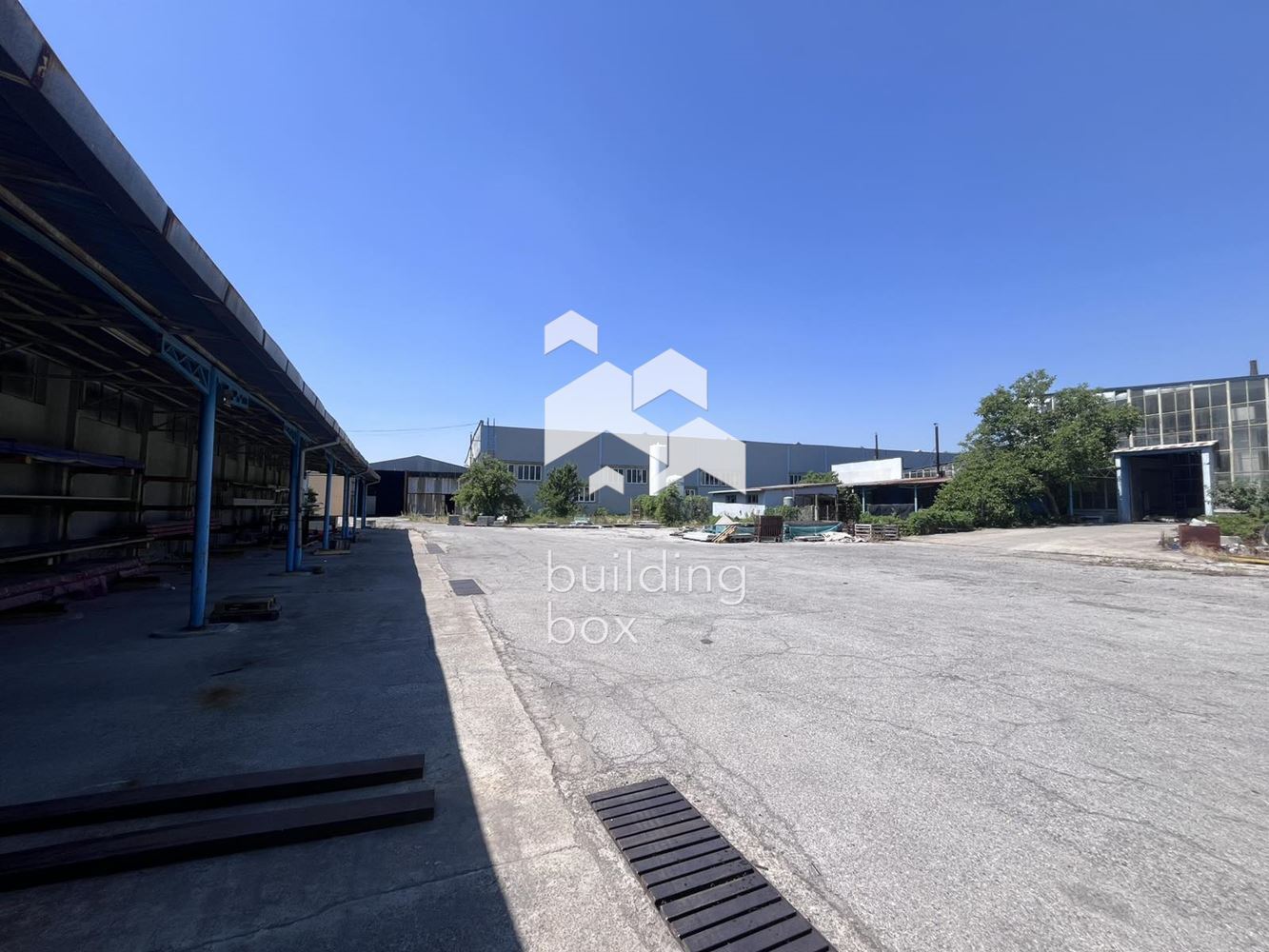 Индустриален имот на 40 минути от София - 0