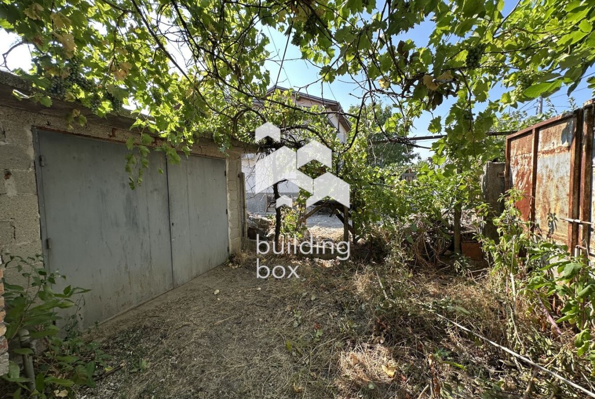 Масивна къща с гараж - с. Маноле - 0