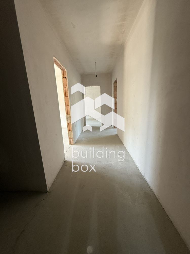 Страхотен тристаен апартамент на 5 минути от Катедралният храм - 0