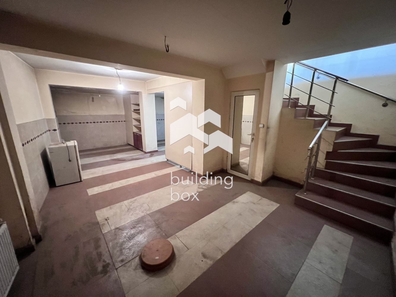 Помещенито е на две нива - партер сьс застроена площ 14 кв.м. и сутеренно ниво 38 кв.м. Обща площ на двете нива сьс общи час - 0