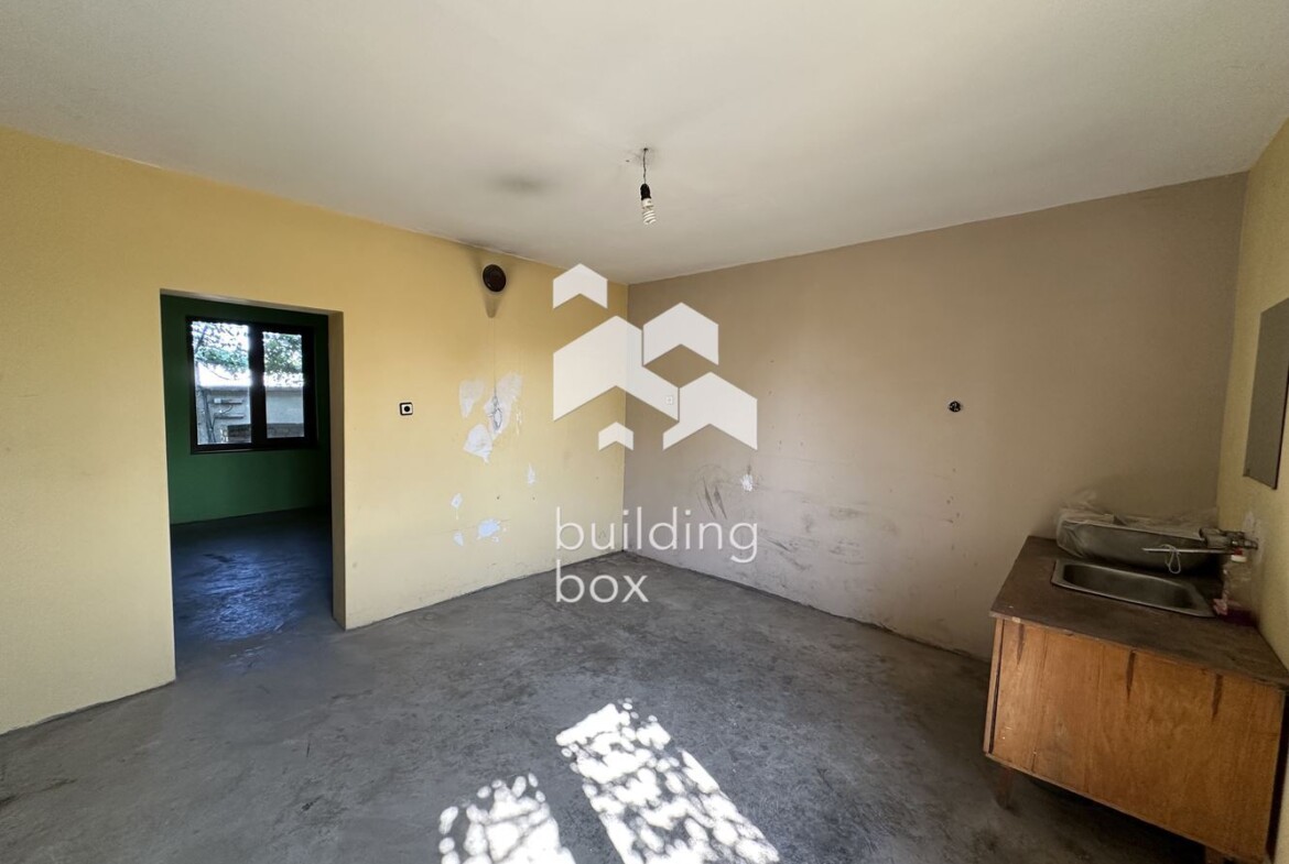 Масивна къща с гараж - с. Маноле - 0