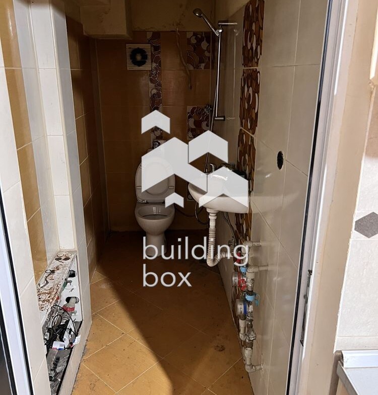 Помещенито е на две нива - партер сьс застроена площ 14 кв.м. и сутеренно ниво 38 кв.м. Обща площ на двете нива сьс общи час - 0