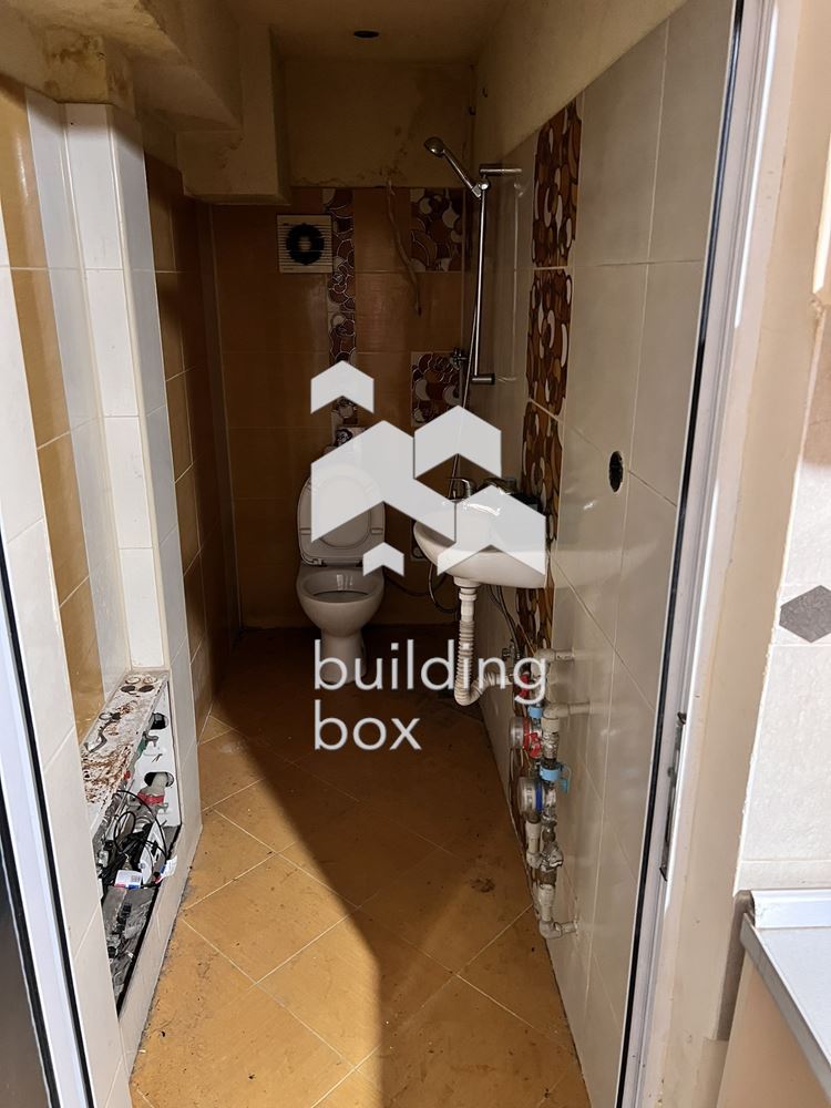 Помещенито е на две нива - партер сьс застроена площ 14 кв.м. и сутеренно ниво 38 кв.м. Обща площ на двете нива сьс общи час - 0