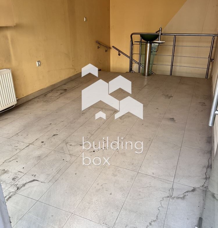 Помещенито е на две нива - партер сьс застроена площ 14 кв.м. и сутеренно ниво 38 кв.м. Обща площ на двете нива сьс общи час - 0