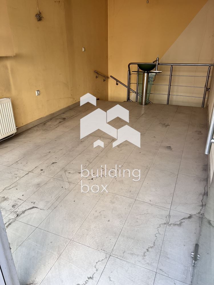 Помещенито е на две нива - партер сьс застроена площ 14 кв.м. и сутеренно ниво 38 кв.м. Обща площ на двете нива сьс общи час - 0