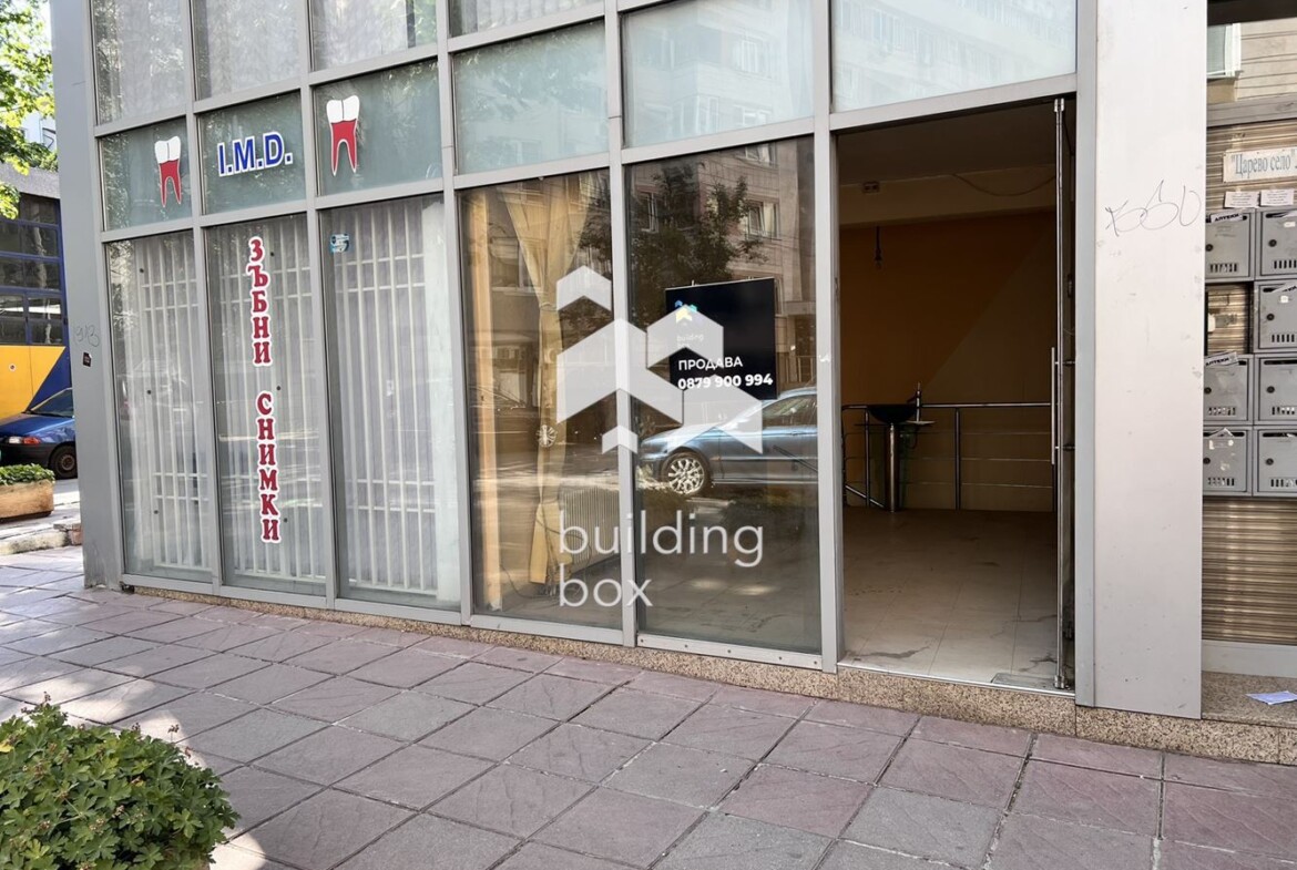 Помещенито е на две нива - партер сьс застроена площ 14 кв.м. и сутеренно ниво 38 кв.м. Обща площ на двете нива сьс общи час - 0