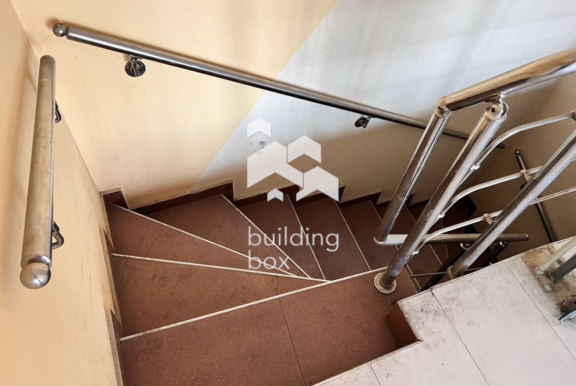 Помещенито е на две нива - партер сьс застроена площ 14 кв.м. и сутеренно ниво 38 кв.м. Обща площ на двете нива сьс общи час - 0