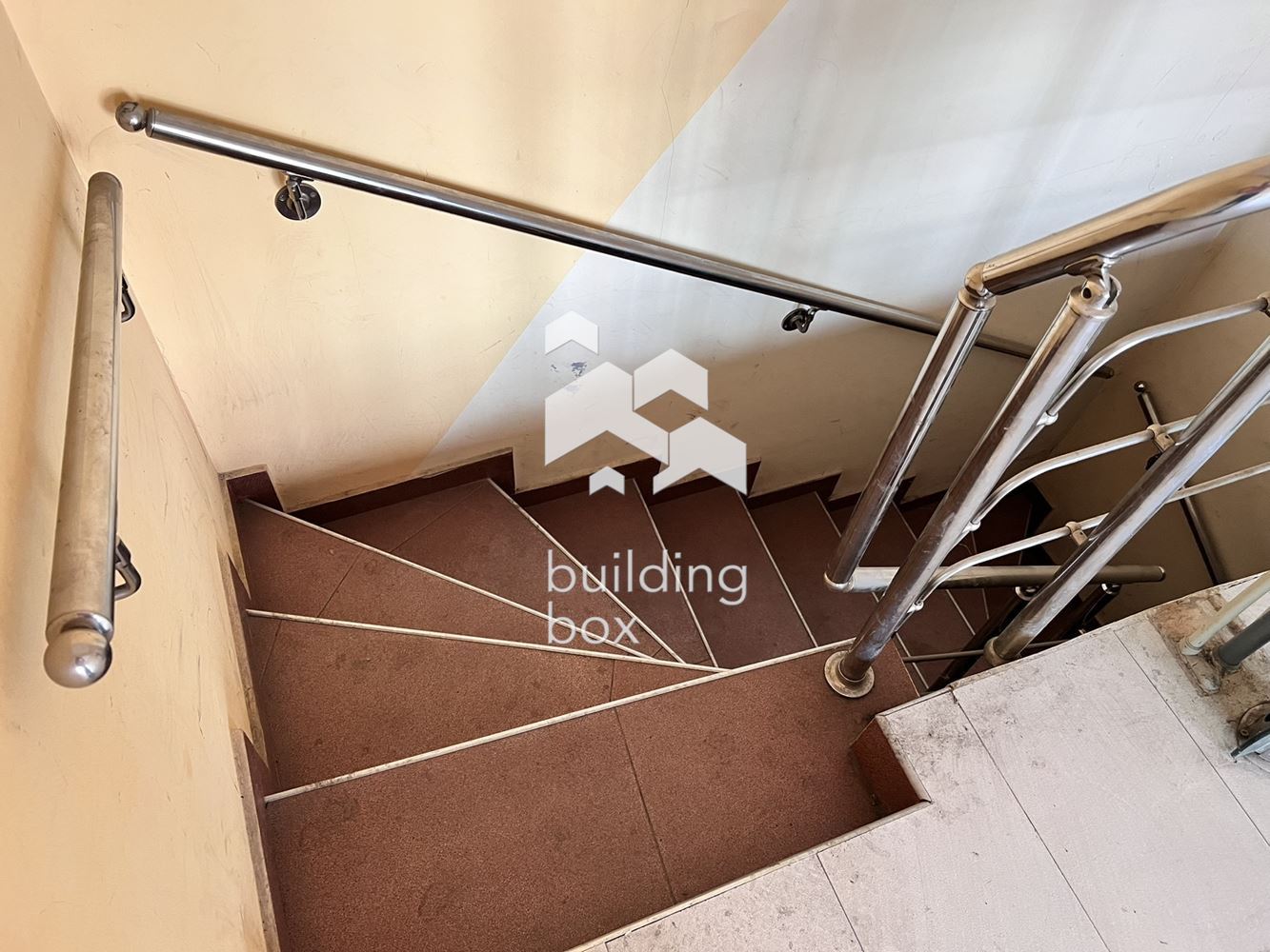 Помещенито е на две нива - партер сьс застроена площ 14 кв.м. и сутеренно ниво 38 кв.м. Обща площ на двете нива сьс общи час - 0