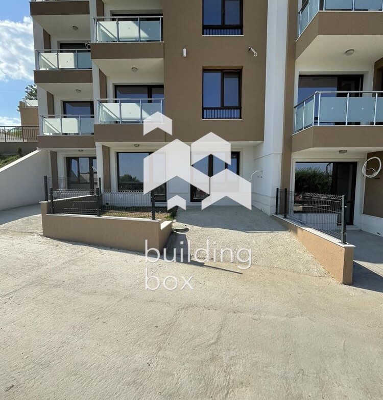 Двустаен апартамент с паркомясто - 0