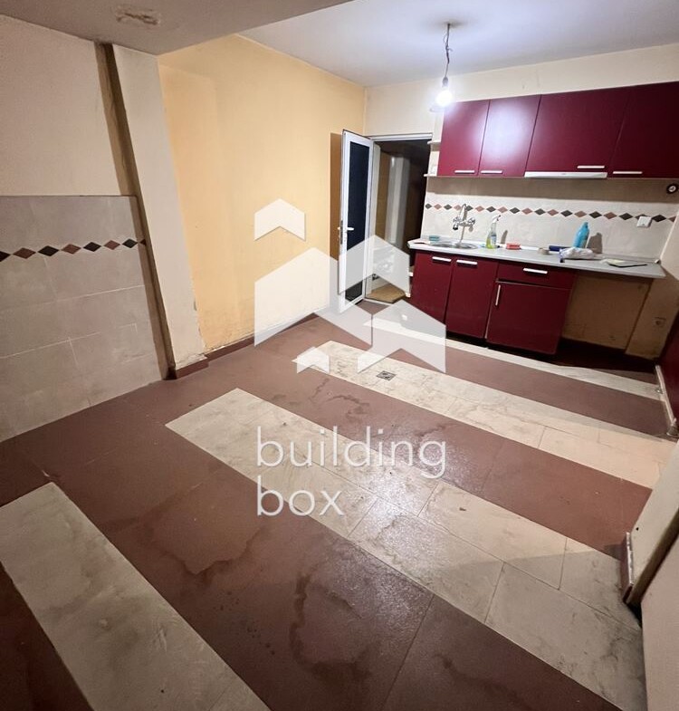 Помещенито е на две нива - партер сьс застроена площ 14 кв.м. и сутеренно ниво 38 кв.м. Обща площ на двете нива сьс общи час - 0