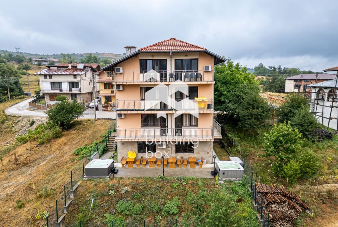 Хотел с 10 помещения за нощувки - гр. Батак - 0