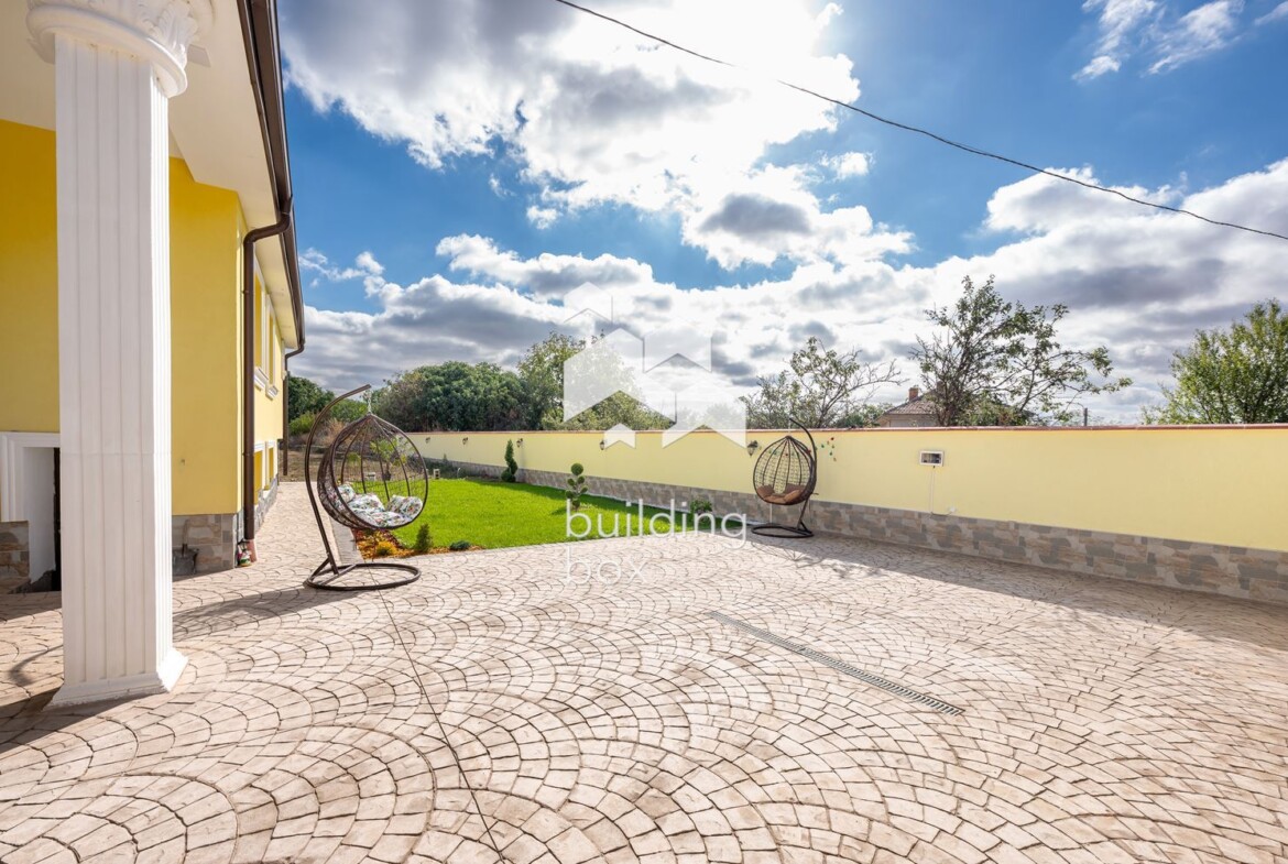 Луксозен имот в с. Старосел - 0