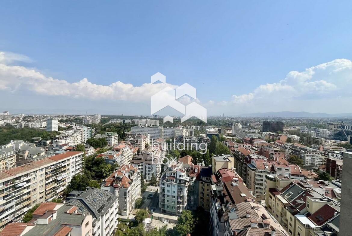 Артистичен и просторен двустаен апартамент с невероятна гледка, на границата на Южен парк - 0