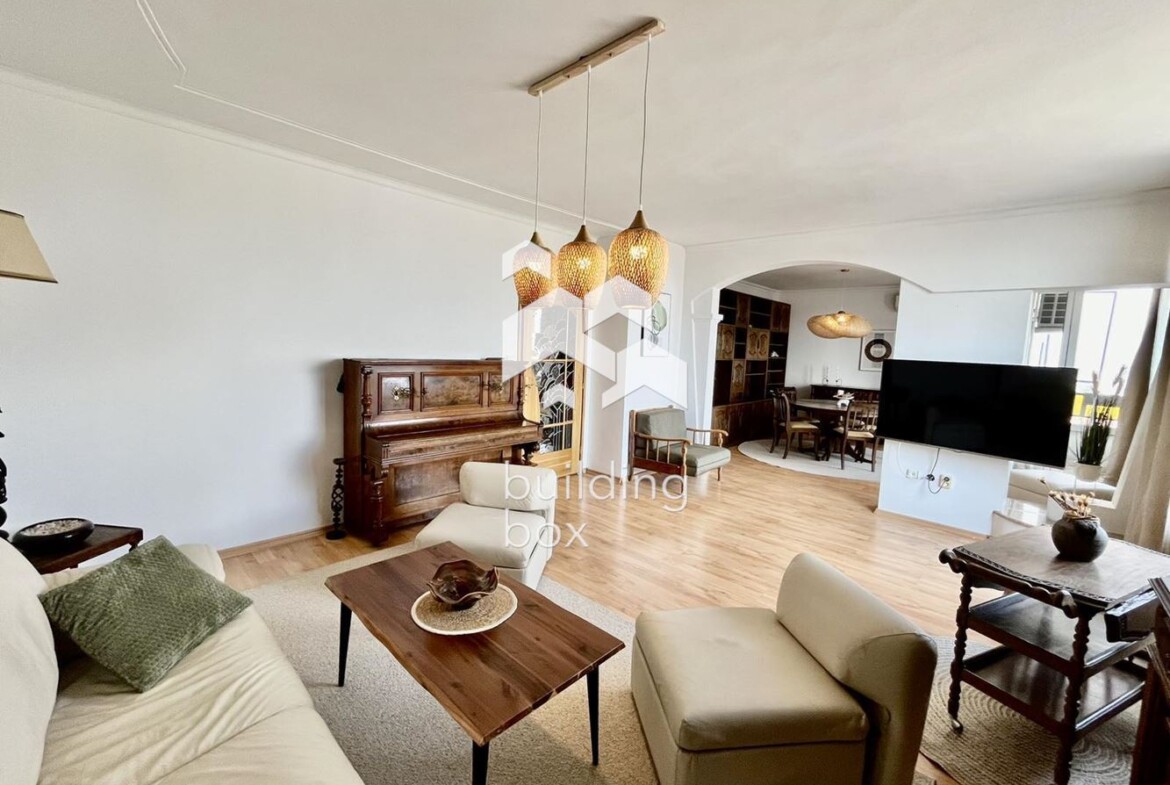 Артистичен и просторен двустаен апартамент с невероятна гледка, на границата на Южен парк - 0