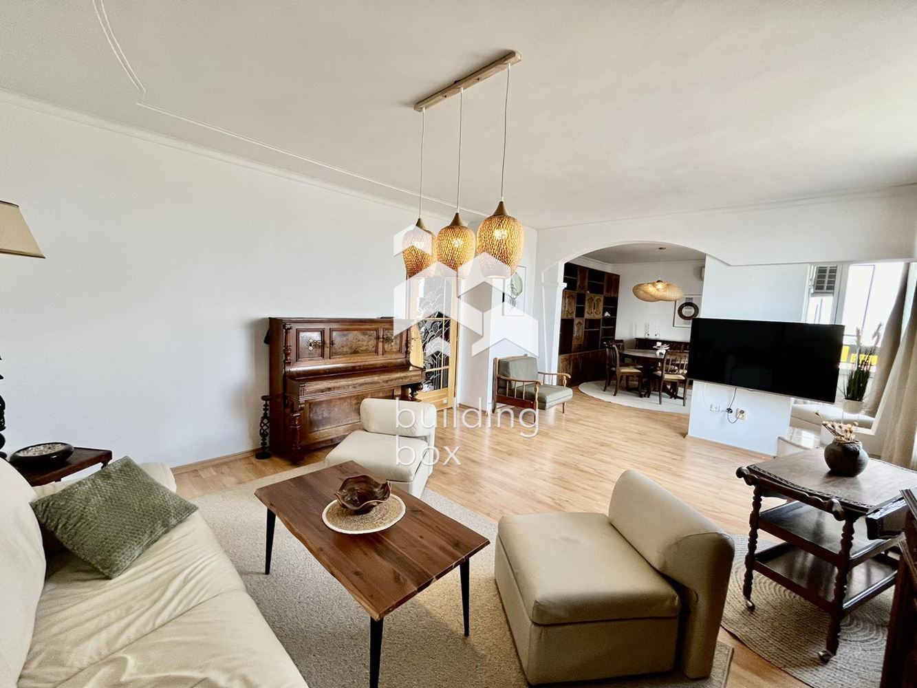 Артистичен и просторен двустаен апартамент с невероятна гледка, на границата на Южен парк - 0