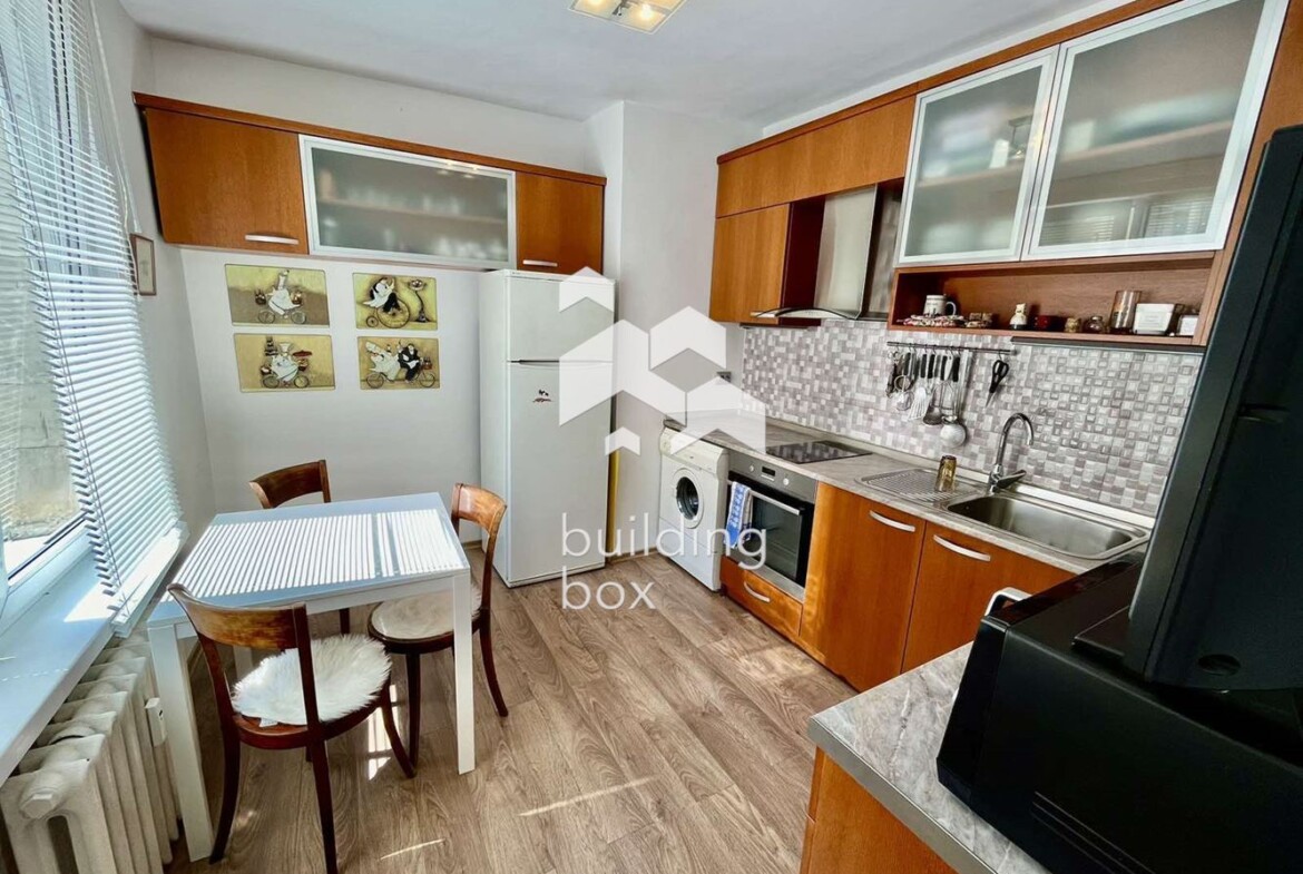 Артистичен и просторен двустаен апартамент с невероятна гледка, на границата на Южен парк - 0