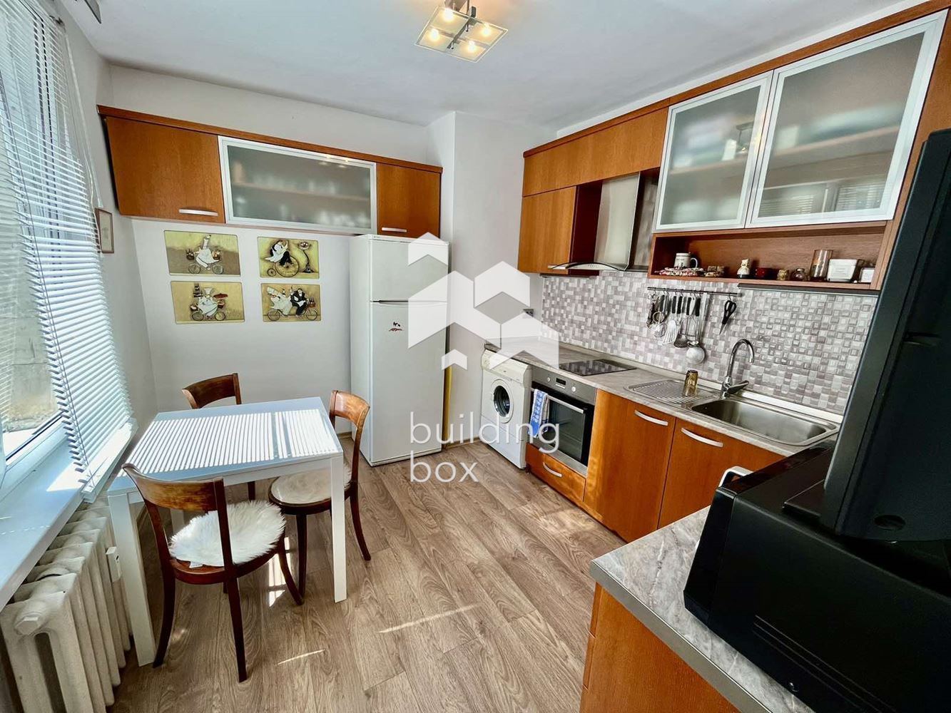 Артистичен и просторен двустаен апартамент с невероятна гледка, на границата на Южен парк - 0