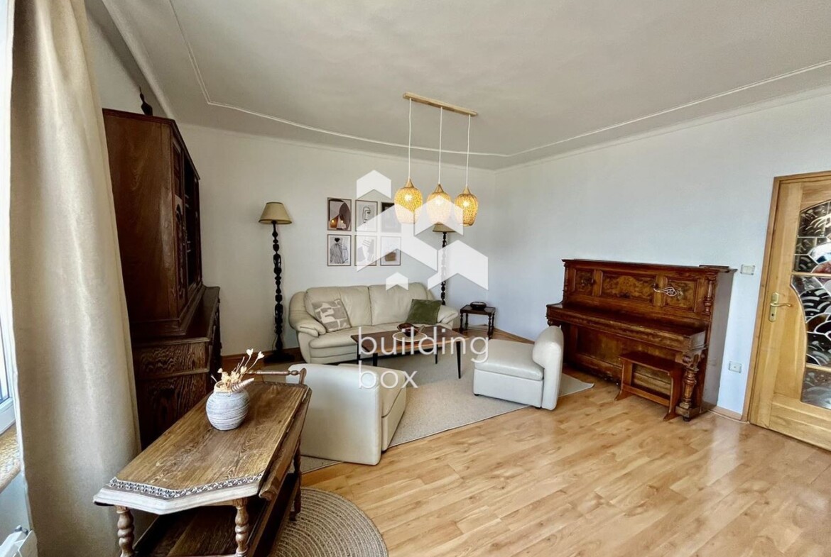 Артистичен и просторен двустаен апартамент с невероятна гледка, на границата на Южен парк - 0