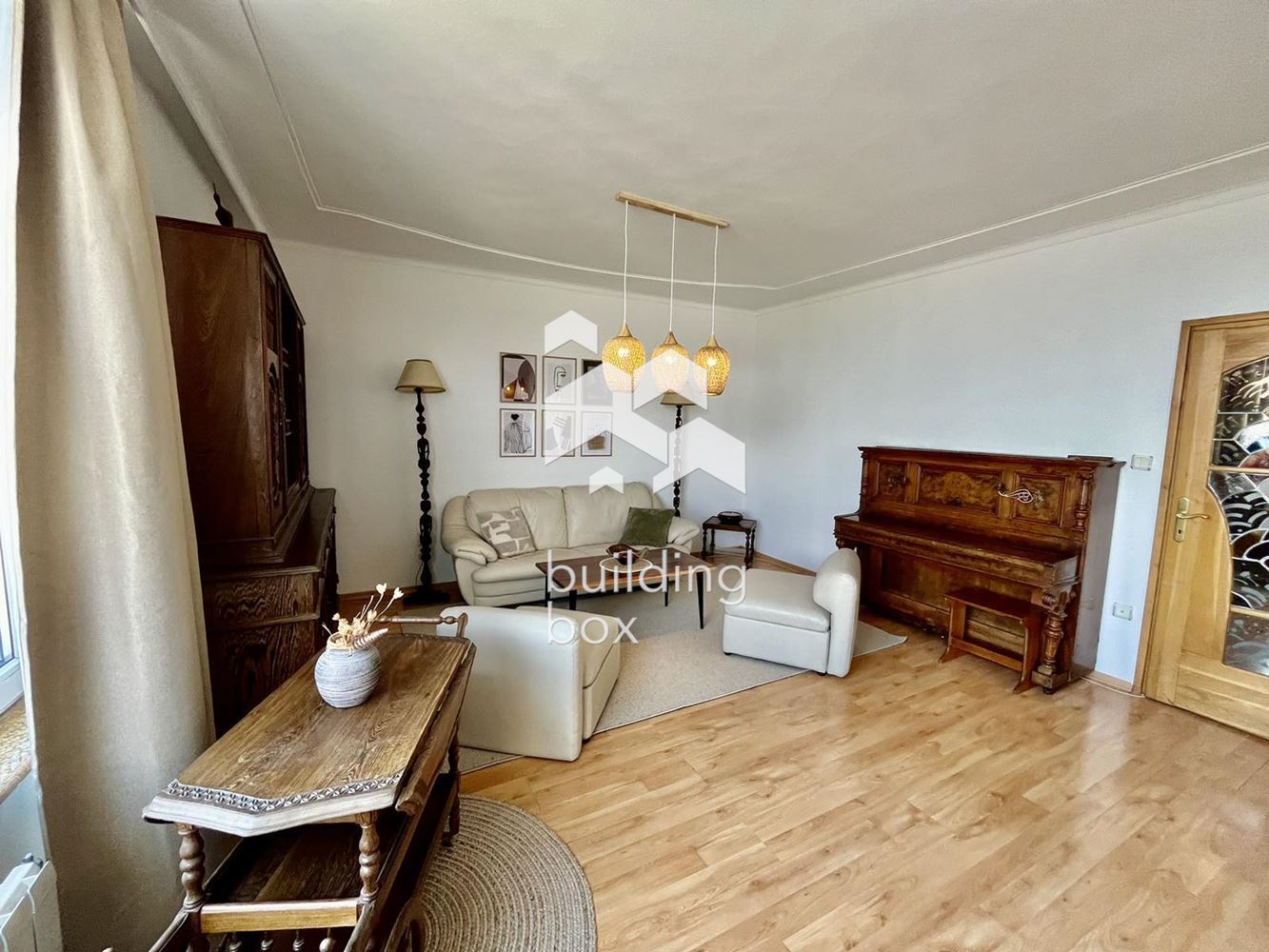 Артистичен и просторен двустаен апартамент с невероятна гледка, на границата на Южен парк - 0