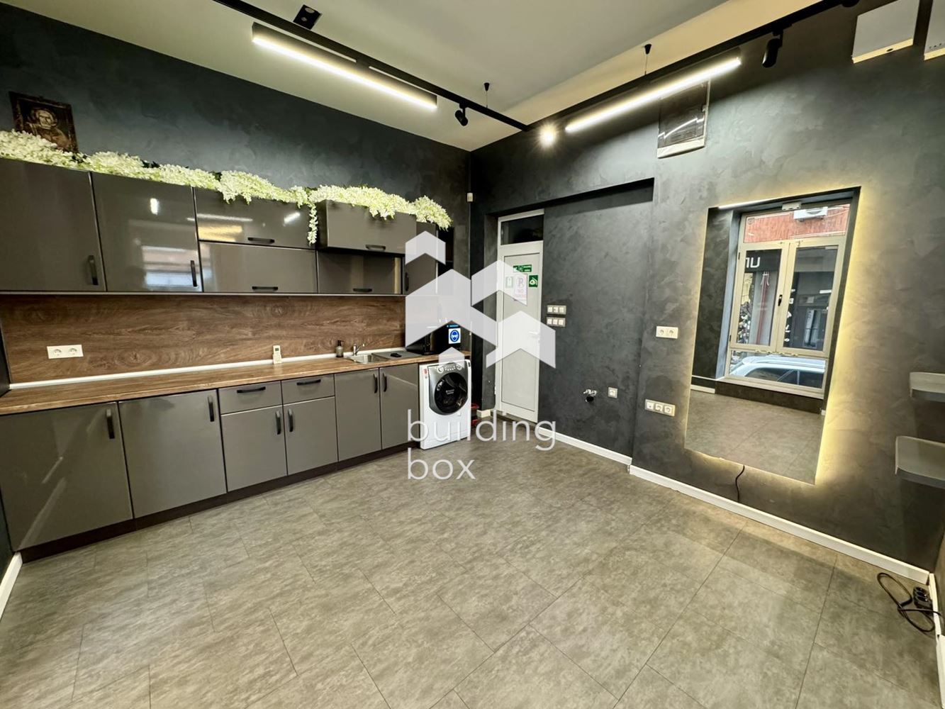 Салон за красота в идеален център - 0