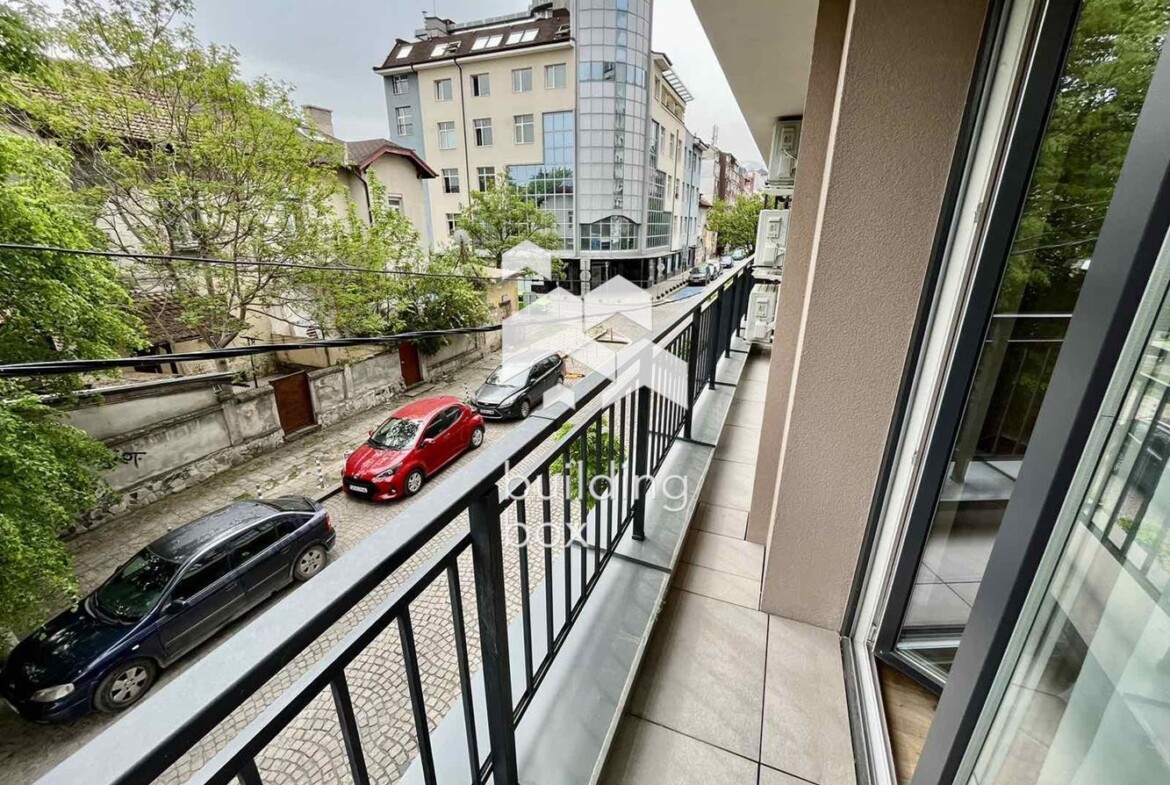 Тристаен апартамент в Център - 0